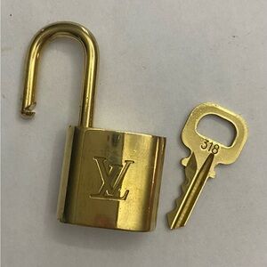 ❤️ Authentic ❤️ Louis Vuitton Lock and Key #318